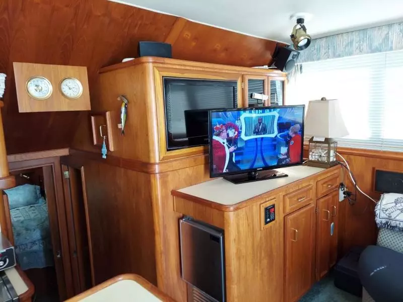 1989 Egg Harbor Sedan Bridge