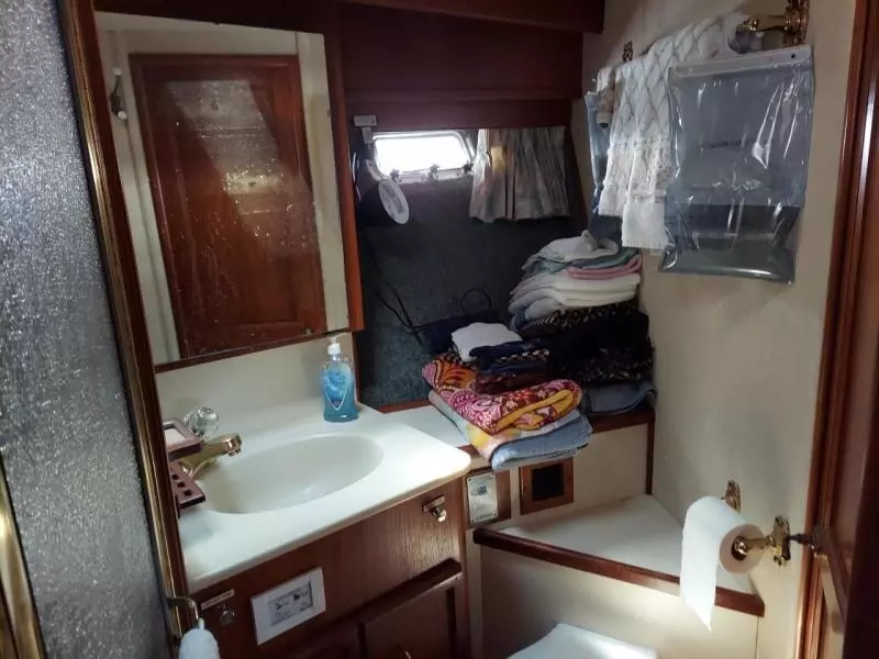 1989 Egg Harbor Sedan Bridge