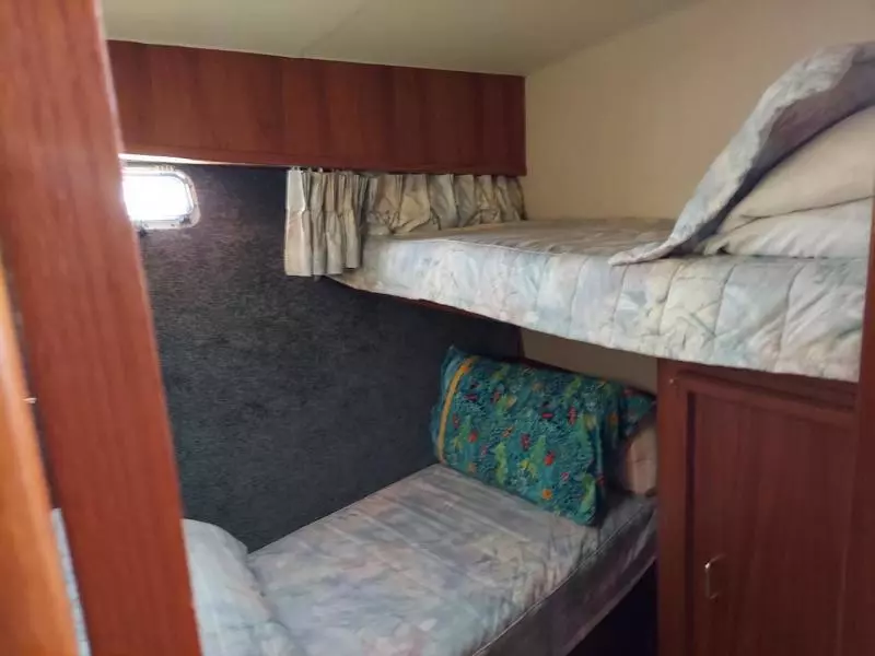 1989 Egg Harbor Sedan Bridge