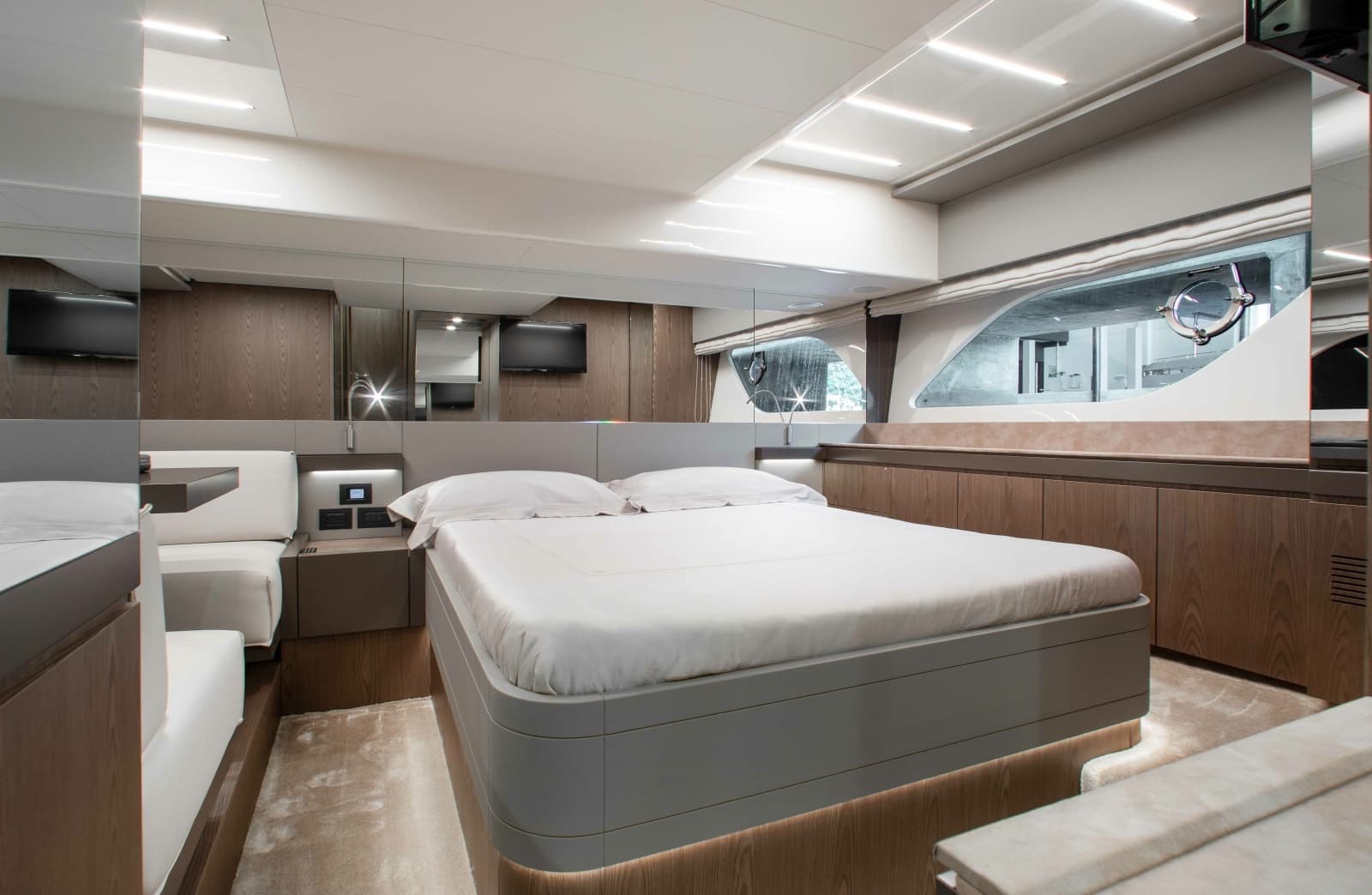 2022 Ferretti Yachts 550