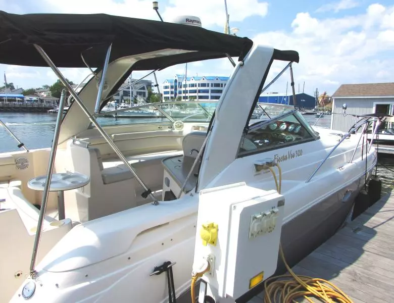 2005 Rinker 320 Fiesta Vee