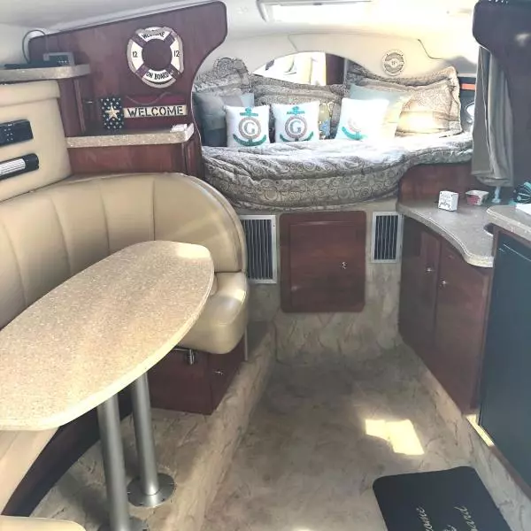 2005 Rinker 320 Fiesta Vee