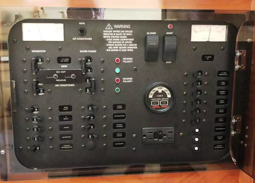 2005 Rinker 320 Fiesta Vee