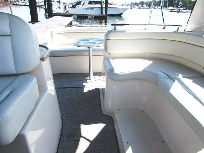 2005 Rinker 320 Fiesta Vee