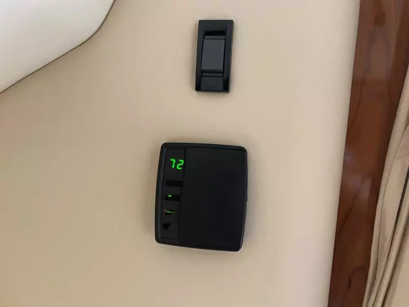 2004 Cruisers Yachts Express