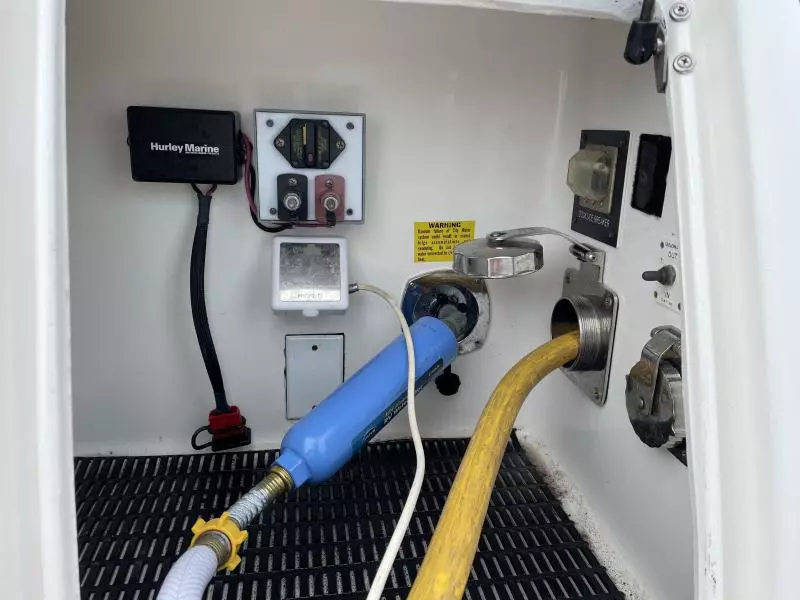 2004 Cruisers Yachts Express