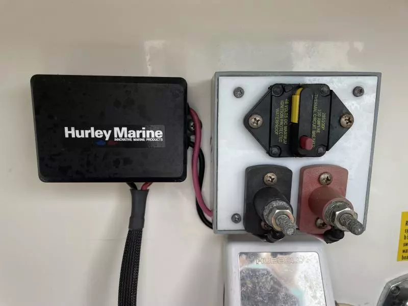 2004 Cruisers Yachts Express