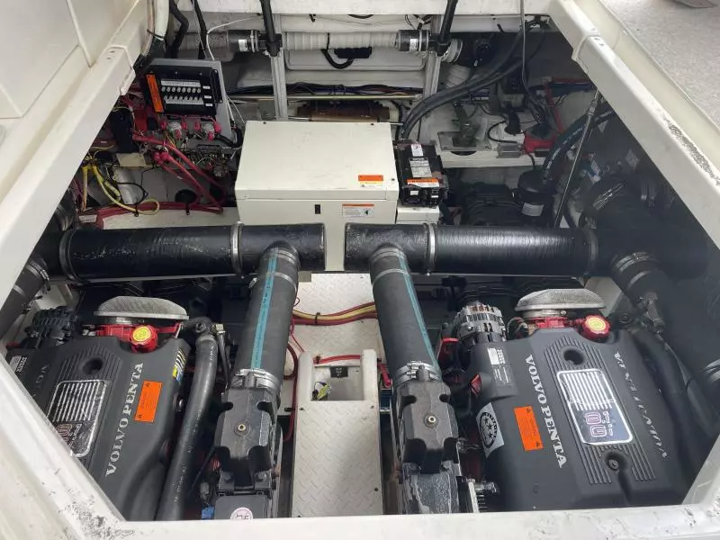 2004 Cruisers Yachts Express