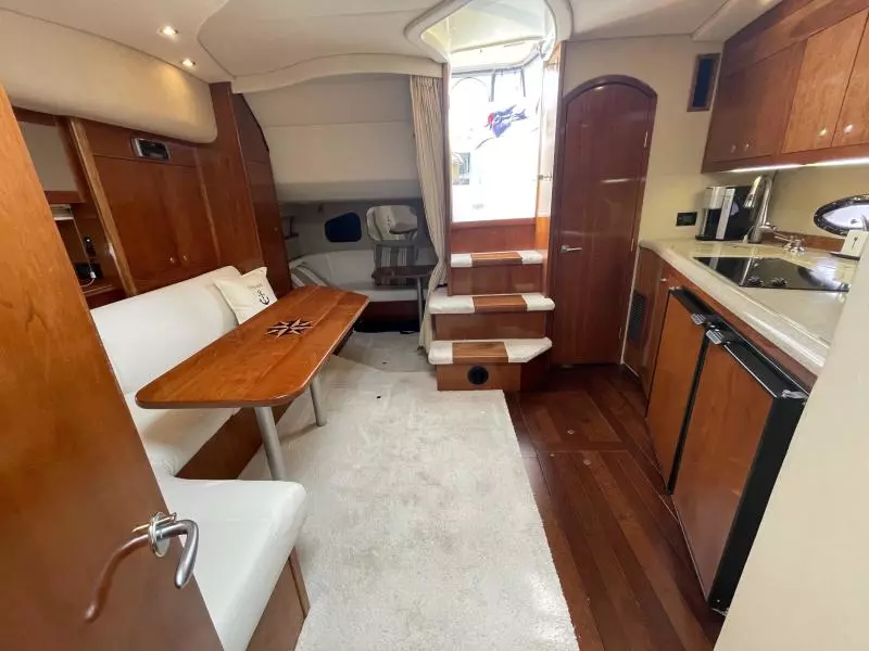 2004 Cruisers Yachts Express