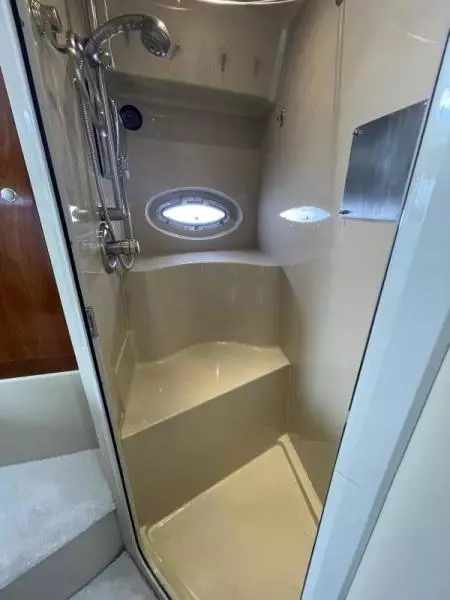 2004 Cruisers Yachts Express