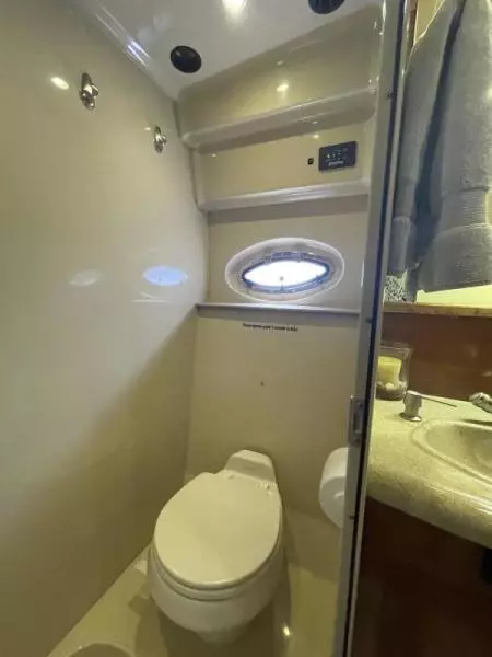 2004 Cruisers Yachts Express