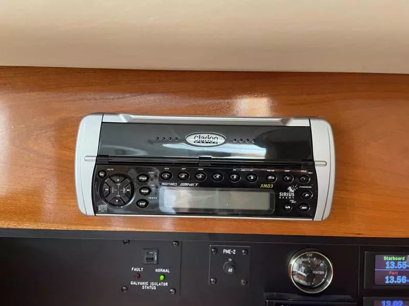 2004 Cruisers Yachts Express