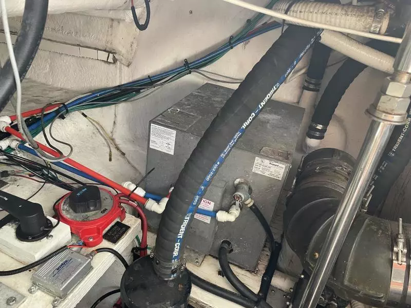 2004 Cruisers Yachts Express