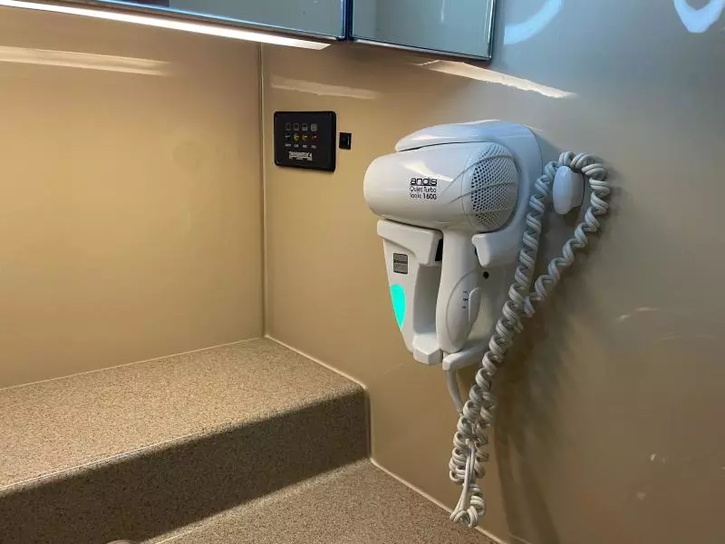 2004 Cruisers Yachts Express