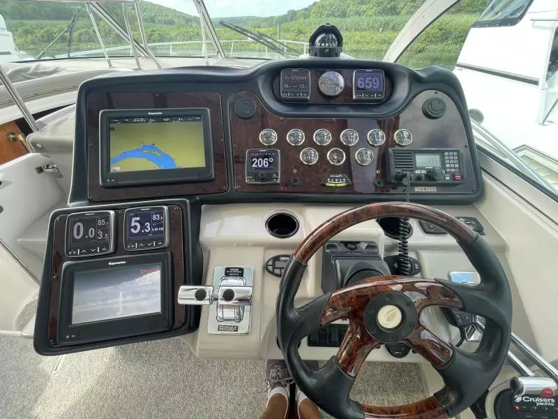 2004 Cruisers Yachts Express