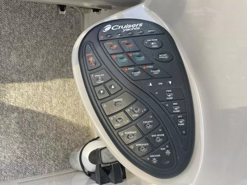 2004 Cruisers Yachts Express