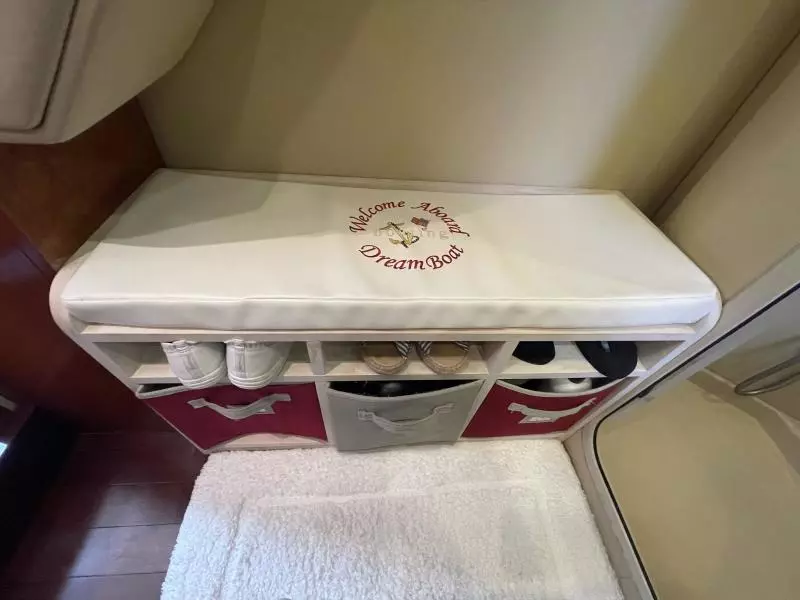 2004 Cruisers Yachts Express