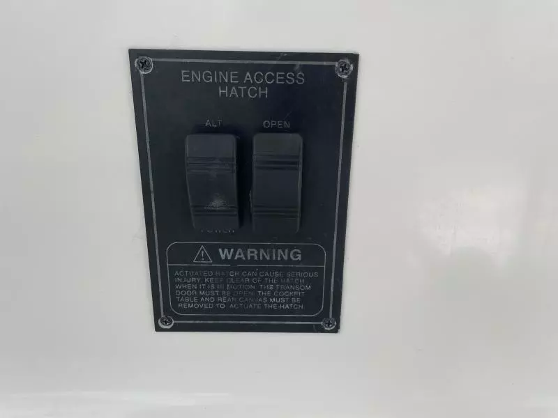 2004 Cruisers Yachts Express