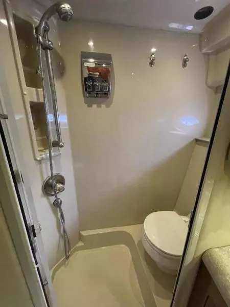 2004 Cruisers Yachts Express