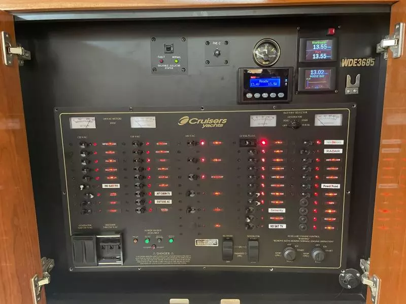 2004 Cruisers Yachts Express