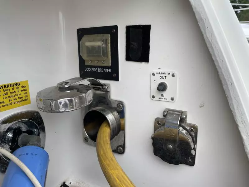 2004 Cruisers Yachts Express