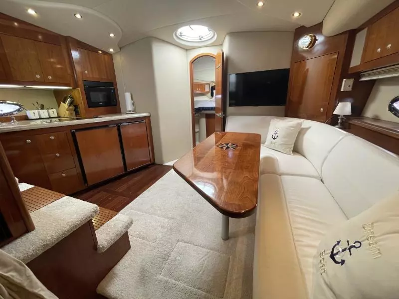 2004 Cruisers Yachts Express