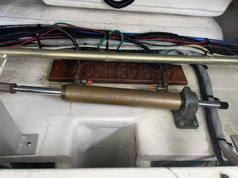 2004 Cruisers Yachts Express