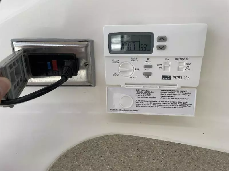 2004 Cruisers Yachts Express