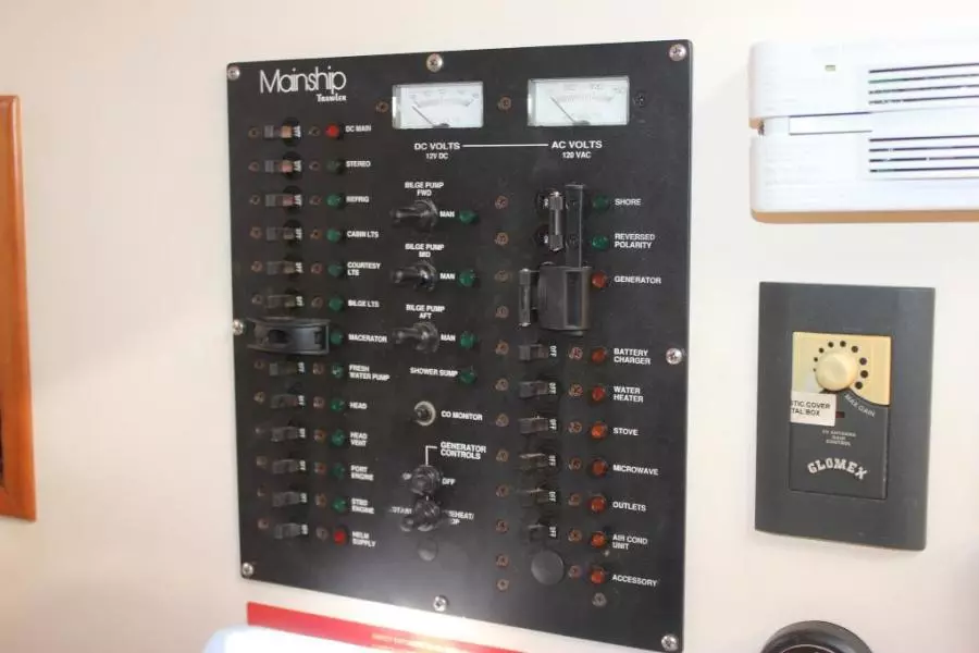 2006 Mainship 34 Pilot Sedan Rum Runner