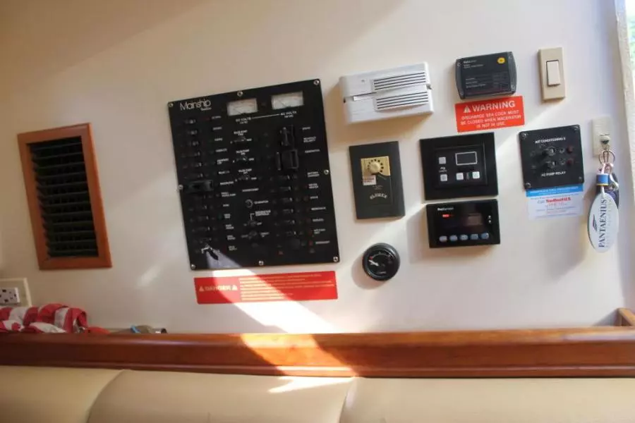 2006 Mainship 34 Pilot Sedan Rum Runner