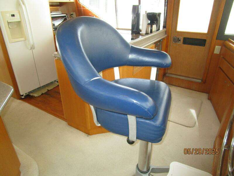 58' West Bay pilothouse helmseat