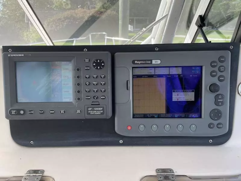 1999 Grady-White 300 Marlin