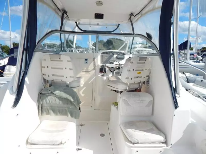 2005 Boston Whaler Conquest 255