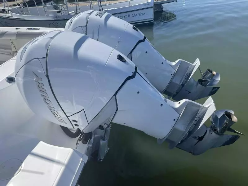 2008 Boston Whaler 320 Outrage Cuddy Cabin