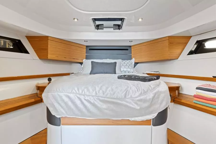 2022 Boston Whaler 405 Conquest