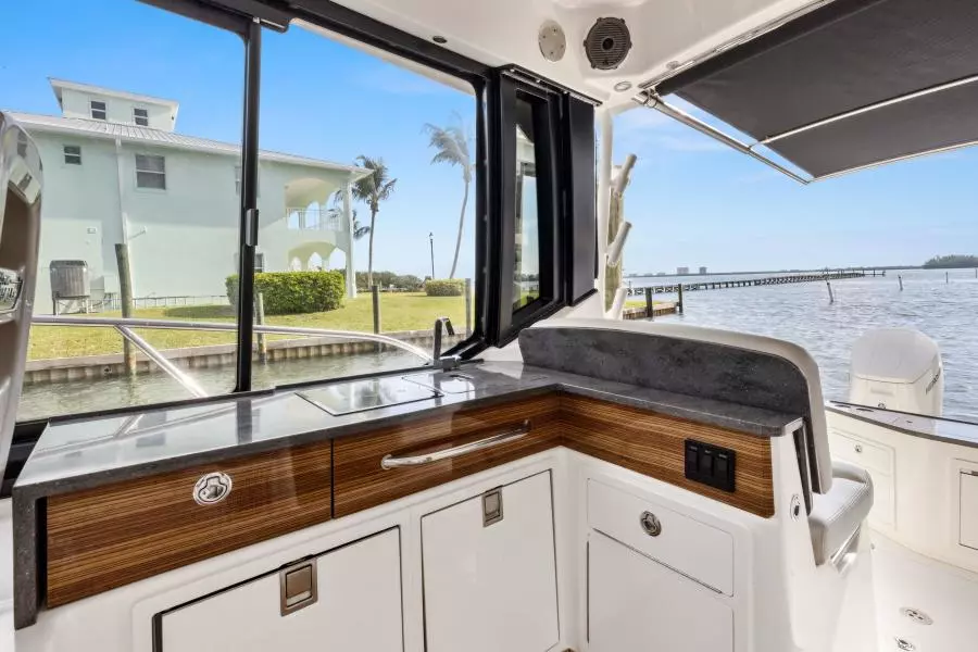 2022 Boston Whaler 405 Conquest