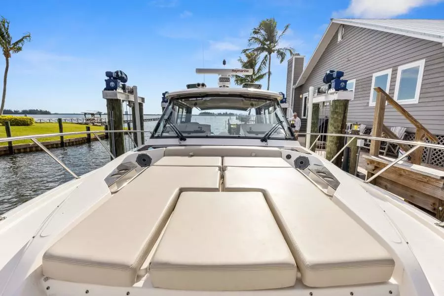 2022 Boston Whaler 405 Conquest
