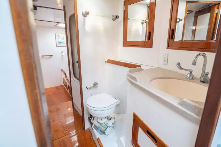 Day Head/Starboard Guests Stateroom Head