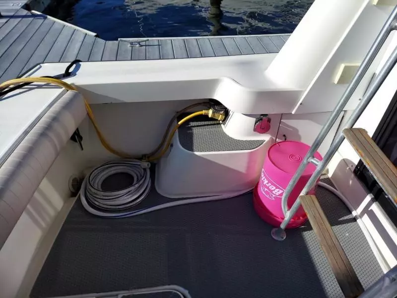 1990 Luhrs Flybridge