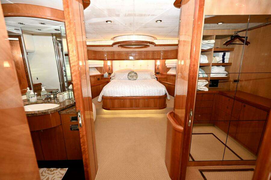 2005 Sunseeker Yacht
