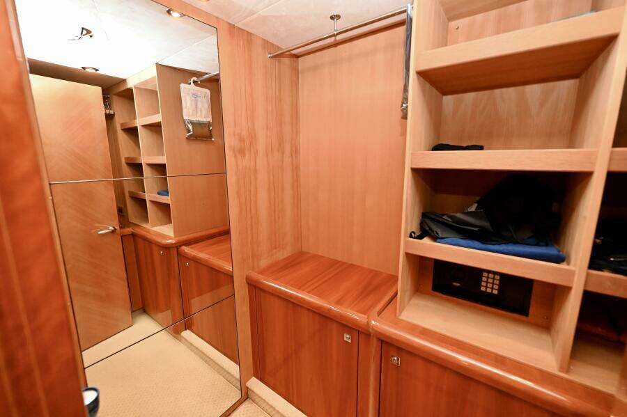 2005 Sunseeker Yacht