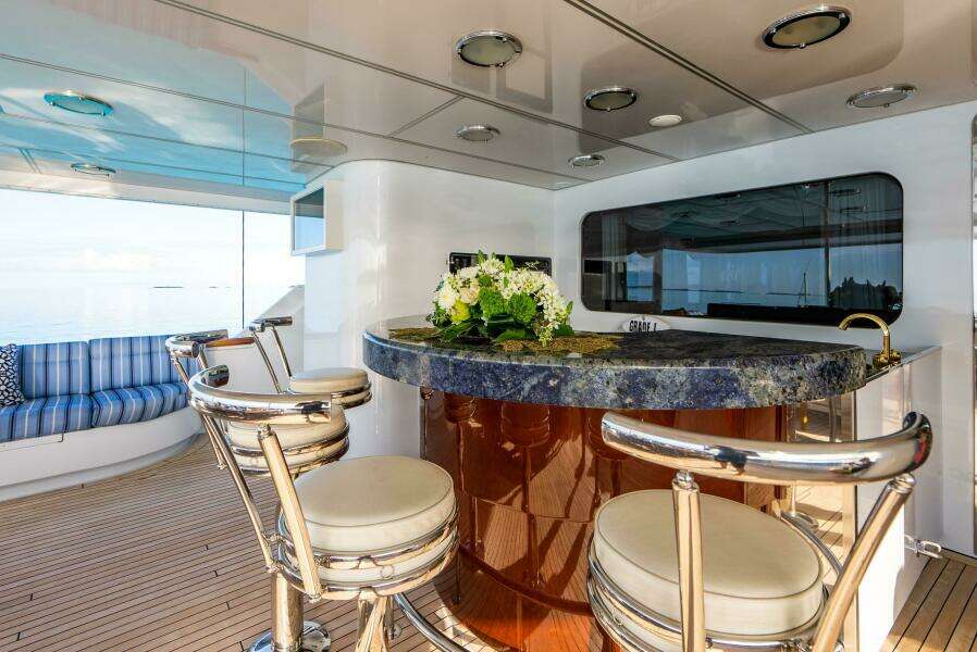 AFT DECK BAR