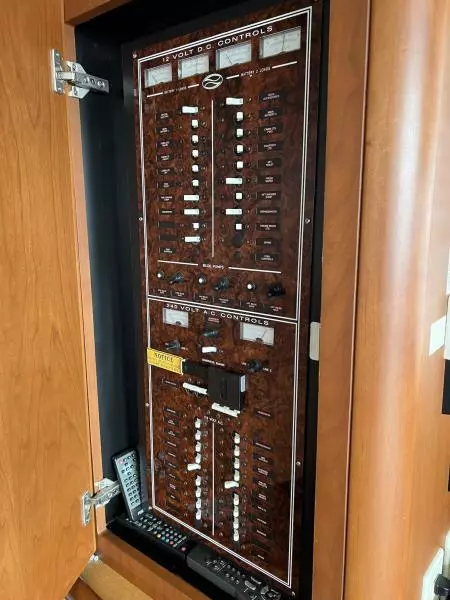 2004 Silverton 39 Motor Yacht