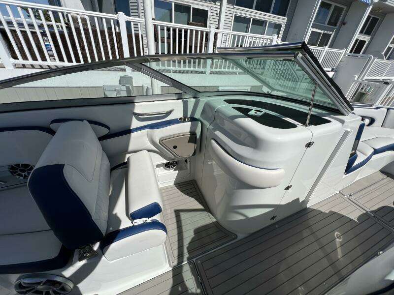 2022 Crownline E305 XS