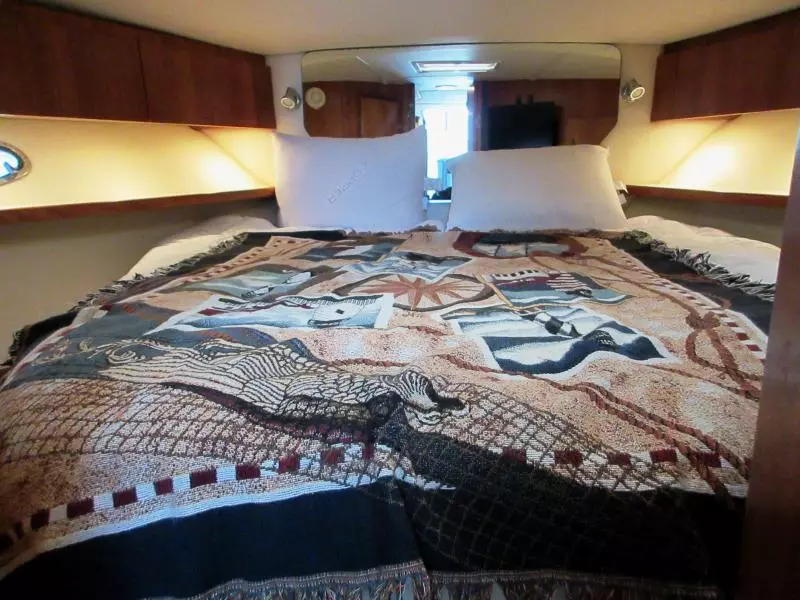 Forward / Master berth