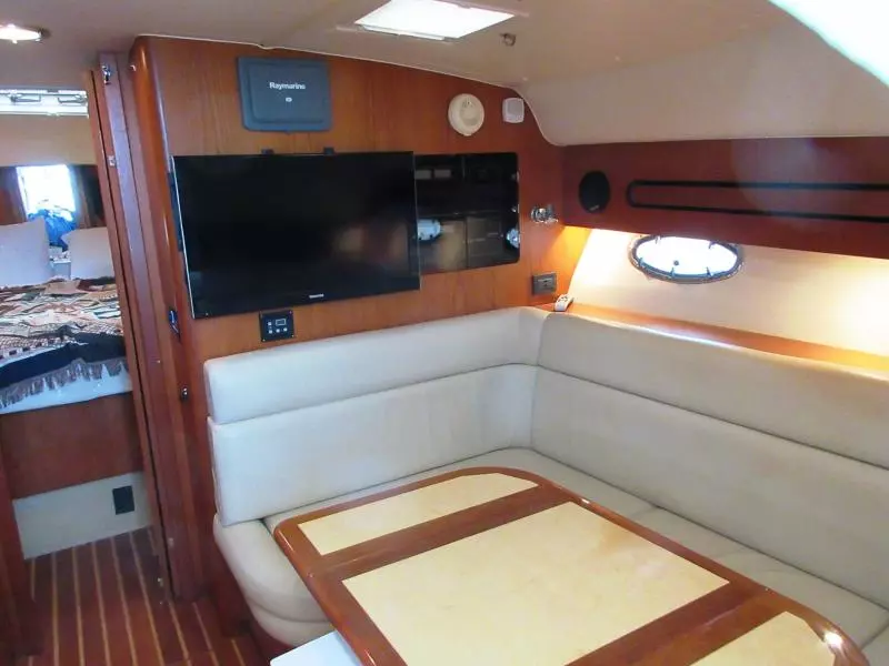 Salon, starboard forward