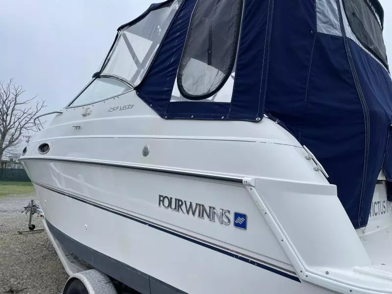 1997 Four Winns 258 Vista