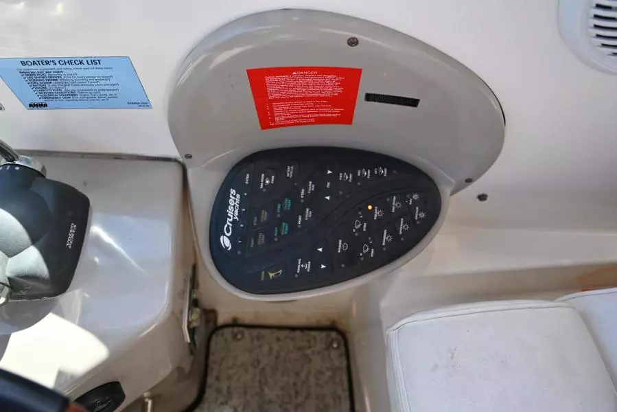 2004 Cruisers Yachts 405 Express Motor Yacht