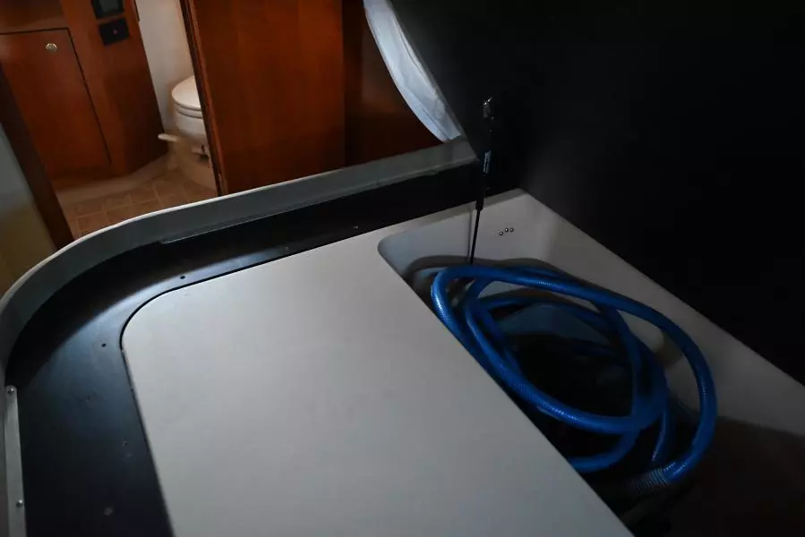 2004 Cruisers Yachts 405 Express Motor Yacht