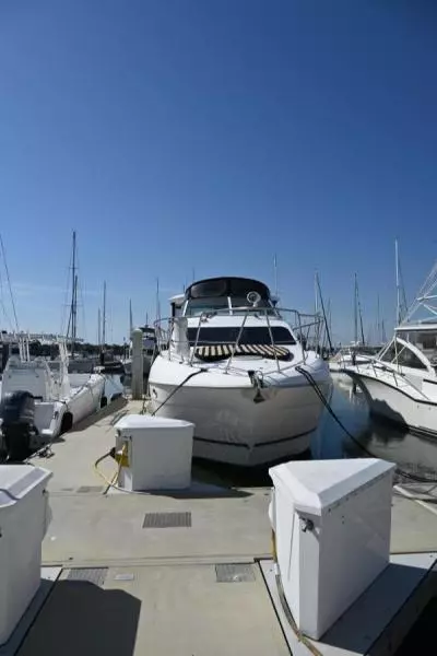 2004 Cruisers Yachts 405 Express Motor Yacht